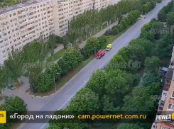 В Волжском водитель «BMW» 5 раз пролетел на красный и врезался в дерево: видео