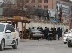 Водитель и пассажир влетевшей в остановку BMW госпитализированы