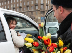 Волжским автоледи сотрудники ГАИ вручили тюльпаны