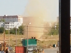 Песчаный смерч навел порядок в Волжском
