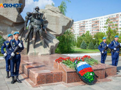 Парковые диваны и клубы установят у памятника воинам-интернационалистам в Волжском