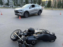 В Волжском у ТЦ «Оранж» 51-летняя женщина на кроссовере не пропустила мотоцикл: байкер в больнице