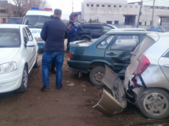 В Волжском яма на дороге стала причиной тройного ДТП