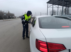 Урок бдительности и вежливости: в Волжском ГАИ напомнила водителям о безопасности пешеходов и самокатчиков