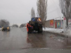Дорожные службы Волжского решили развлечься, укладывая асфальт в лужи