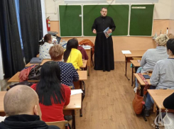 Священнослужители в Волжском посещают родительские собрания