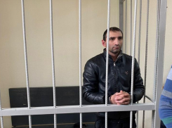 Аркадий Григорян, истерзавший подругу ножом, заключен под стражу до февраля в Волжском: видео