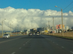 Удивительные по красоте облака, похожие на горы, нависли над Волжским с утра