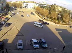 Тройное ДТП в Волжском попало на видео