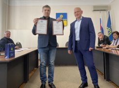 Глава Волжского вручил благодарственные письма за патриотическое воспитание молодежи