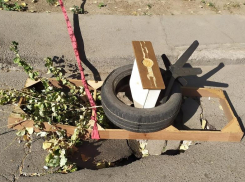 «Новый арт-объект»: кучей из мусора скрыли яму на асфальте в Волжском