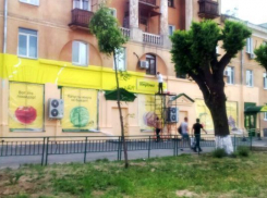 В Волжском продуктовый маркет все же перекрасил вычурный фасад в более мягкие тона