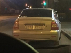 Волжанки заклеили номера авто женской прокладкой