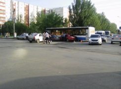 На перекрёстке в Волжском столкнулись три автомобиля и автобус
