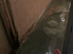 Вода по щиколотку стоит в общежитии в Волжском: видео