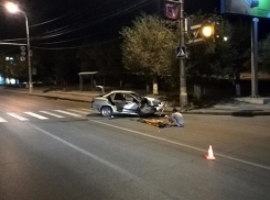 В Волгограде иномарка врезалась в столб, погибла 24-летняя девушка