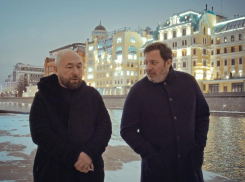 Премьеру документального сериала Сергея Минаева о России 2000-х покажут Wink и more.tv