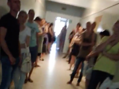 Молодые родители вынуждены сутками стоять в душном коридоре, - волжанка