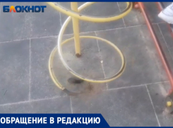 Оторванная арматура на детской площадке в Волжском: видео 