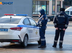 Иномарка снесла дорожное ограждение: подробности аварии в Волжском 