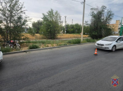 Утро в Волжском началось с ДТП: столкновение «Киа» и мопеда отправило водителя двухколесного в больницу