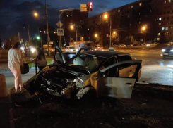 В Волжском такси с пассажирами попало в страшную аварию: видео, фото, подробности