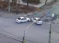 Не дал развернуться: авария в центре Волжского попала на видео