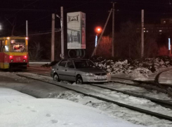 Иномарка «вылетела» на железнодорожные пути в Волжском