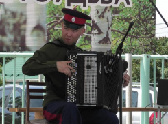 В Волжском прошел благотворительный концерт в поддержку участников СВО