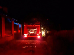 Два частных дома сгорели в Волжском за один вечер