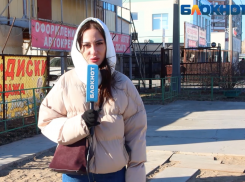 «Они же деньги берут с людей»: волжане недоумевают от автостоянки посреди микрорайона