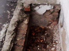 Подвал многоквартирного дома начал разрушаться под окнами волжан