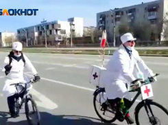 Айболит и его помощник рассекают по улицам Волжского на велосипеде: видео