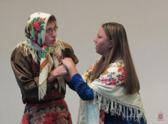 Актеры из Волжского наглядно показали пенсионерам схемы обмана мошенников