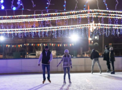 В центре Волжского открылся каток «Зимняя сказка»