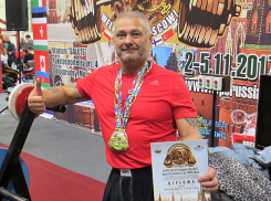 Сотрудник института из Волжского стал чемпионом мира по жиму лежа