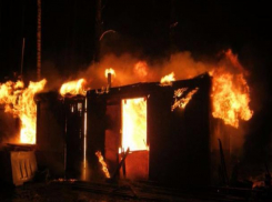 Коротнувшая проводка стала причиной пожара в металлическом вагоне в Волжском