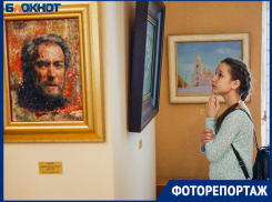 В Волжском проходит выставка «богемного» художника Никаса Сафронова