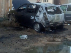 Возле кадетской школы полыхало авто