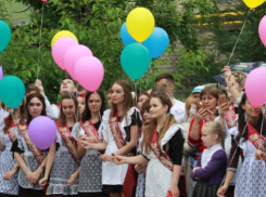 Жить полной жизнью не получится: ограничения на время «Последнего звонка» в Волжском 