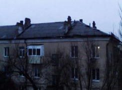 Жители многоэтажного дома потребовали починить «летающую» крышу в Волжском