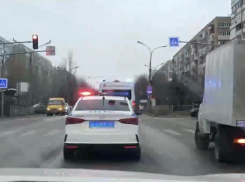 «Маяк» на дороге: в Волжском напомнили о приоритете спецтранспорта