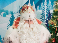 Идет! Идет! - в гости к ребятам из реабилитационного центра в Волжском приехал настоящий Дед Мороз