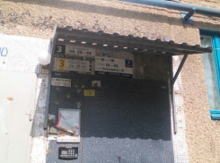 Жителей дома на Пионерской в Волжском заставляют за свой счет поменять опасный козырек