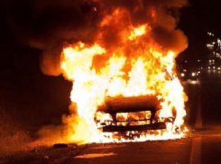 «Мазду» подожгли недоброжелатели среди ночи в Волжском