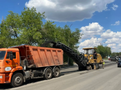 Началось фрезерование дороги на улице Энгельса в Волжском
