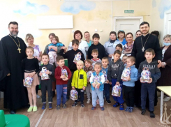 Священники подарили сладкие презенты пациентам детской Волжской больницы