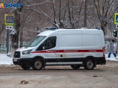 Из-под колес авто в реанимацию: медики о состоянии пострадавшей волжанки