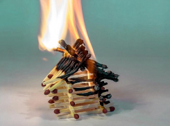 Пожар в Волжском: в горящей квартире находились дети 2-х и 4-х лет