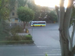 Пассажирский автобус въехал в дерево на пустой дороге Волжского